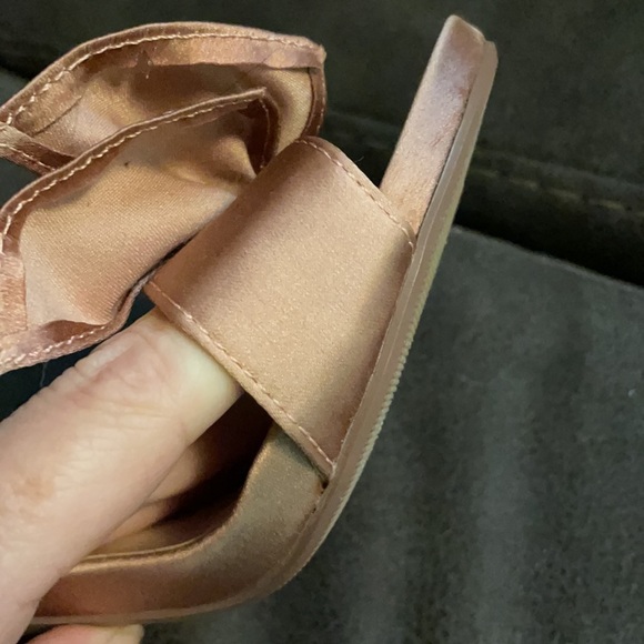 Revamped B. Sirens, 4” pink satin bow heels, worn once🌺🌺🌺size 7, so cute 🌺🌺 - Picture 9 of 11